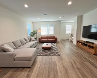 New Modern Lux Home Near Disneyland & Centrally Located in the Heart of OC\n - Santa Ana - Living room