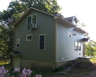 Billings Lake Waterfront Cottage - North Stonington - Building