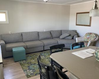 Newly remodeled Coach House on Crooked Lake with new dock - Petoskey - Living room