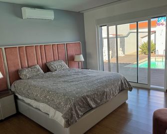 Spacious Quiet Charming Villa With Private Pool and Close to Lisbon - Salvaterra de Magos - Habitación