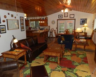 Beautiful Creekside Home in Mariposa Pines Close to Yosemite. No cleaning fee. - Mariposa - Salon