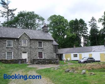 cosy ground floor disabled friendly room in farm house - Bala - Building