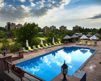 Nork Residence Hotel - Erevã - Piscina