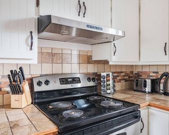 Cozy and close to beach ,3 bedroom condo in Magog - Magog - Kitchen