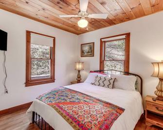 Riverfront Blue Ridge Cabin with Private Beach! - Blue Ridge - Bedroom