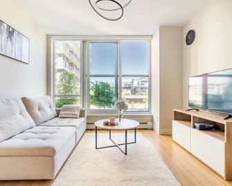 Family Size Luxury Residence/Parking/Gym/Mountain View/Complete with Essentials - Vancouver - Living room