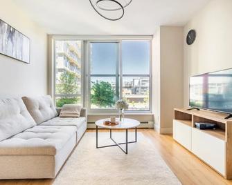 Family Size Luxury Residence/Parking/Gym/Mountain View/Complete with Essentials - 밴쿠버 - 거실