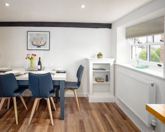 Stylish 2-bed 16th-century apartment in Petersfield town centre, - Petersfield - Sala pranzo