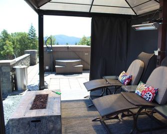 There is No Ocean View Like it. Victoria Only 30 Minutes Away. - Malahat - Balkon