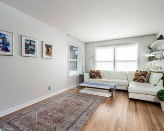 Free Parking, Private Terrace Up to 10%off on 30day stay - Skokie - Living room