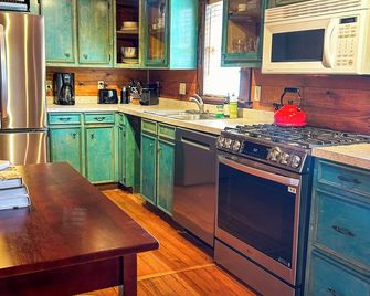 The Bee Farm, House + Studio 15 Mins to Round Top - Ledbetter - Keuken
