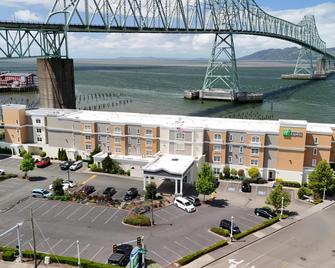 Holiday Inn Express & Suites Astoria - Astoria - Building
