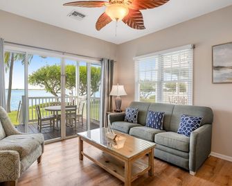 Waterfront retreat with balcony views, kayak, SUP, central AC & washer/dryer - Marathon - Salon