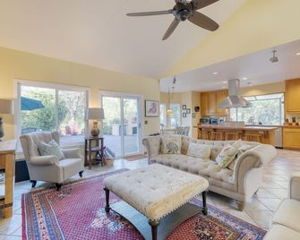 Valley of the Moon by AvantStay Tranquil Escape Large Yard w Hot Tub Fire Pit - 켄우드 - 거실