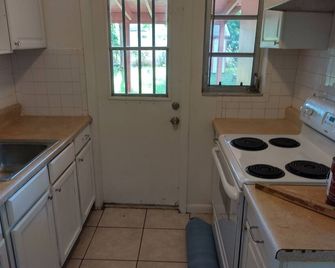 Charming house with AC in fabulous Homestead - Homestead - Kitchen