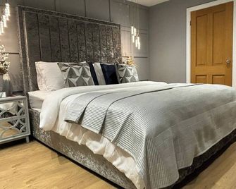 Sheffield-Apartment-Sleeps4-Parking-Hottub - Sheffield - Bedroom