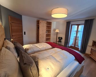 Feel-good apartment Waxenstein with 4 balconies - Grainau - Schlafzimmer