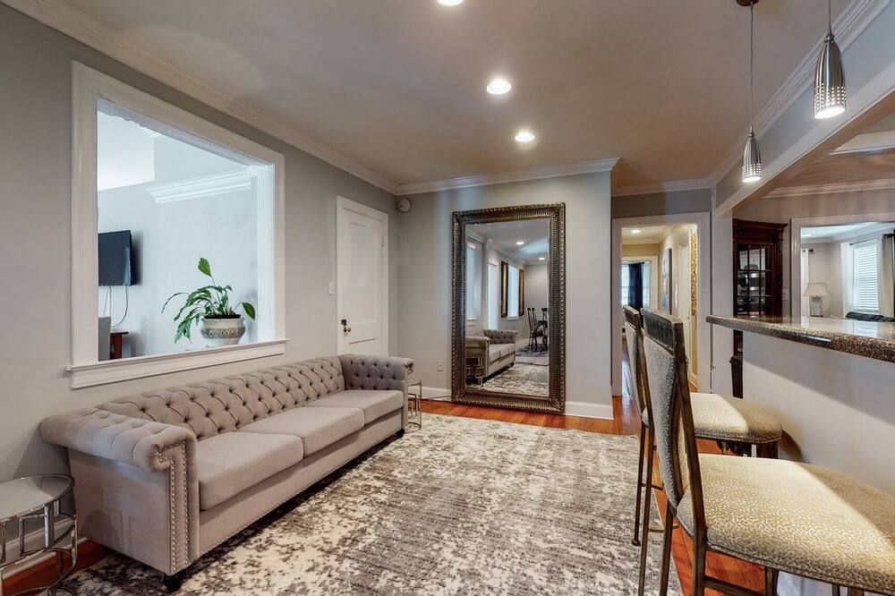 The Beverly Hills of Nashville, Close to it all! No stairs and a pool table - ناشفيل (تينيسي) - غرفة معيشة