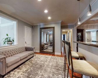 The Beverly Hills of Nashville, Close to it all! No stairs and a pool table - Nashville - Stue