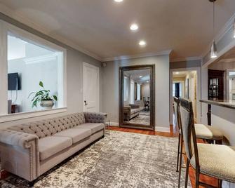 The Beverly Hills of Nashville, Close to it all! No stairs and a pool table - נאשוויל - סלון