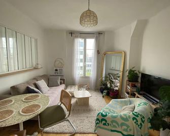 Quiet bright apartment near Paris - Clichy - Living room