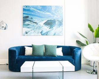 Historic Valley Junction Loft - West Des Moines - Living room