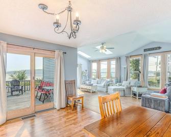 3-bedroom vacation home just 10 minutes from Adirondack Park - Ticonderoga - Living room