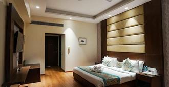 Hotel Sobti Continental - Pantnagar - Bedroom