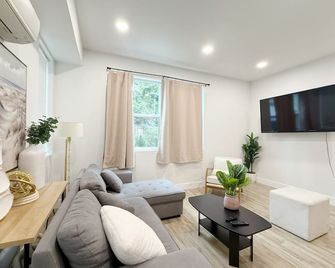 Brand New 2-bedroom 2-bathroom house with WiFi, AC in delightful Seattle - Seattle - Sala de estar