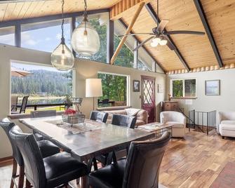 Garden Cottage Getaway on the Pend Oreille River! Pet-Friendly! Close to Skiing! - Newport - Comedor