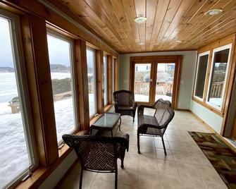 Lake Front Home in Heart of the Berkshires Near Jiminy Peak - Pittsfield - Living room