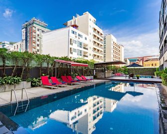 The Lantern Resorts Patong (Sha Plus+) - Patong - Pool