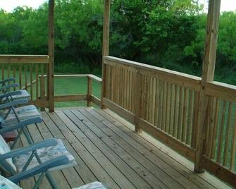 River Frontage Cottage is located on 115 Acres - 聖安東尼奧 - 陽台