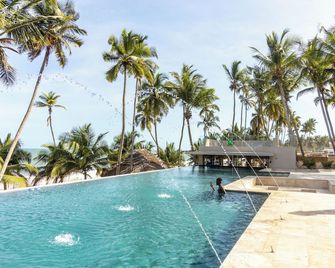 Tills Beach Resort - Nyanyanu - Piscina