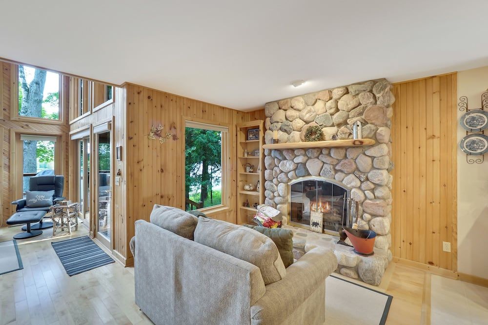 Lakefront | Private Dock | Lake Charlevoix | 3.4 miles to Castle Farms - East Jordan - Sala de estar