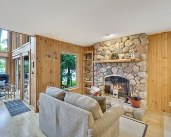 Lakefront | Private Dock | Lake Charlevoix | 3.4 miles to Castle Farms - East Jordan - Sala de estar