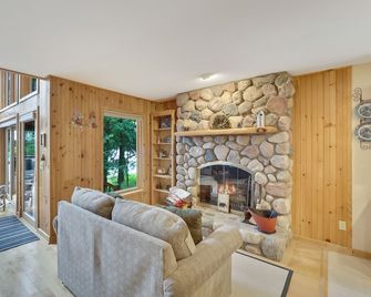 Lakefront | Private Dock | Lake Charlevoix | 3.4 miles to Castle Farms - East Jordan - Sala de estar