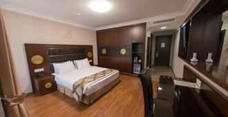 Era Palace Hotel - Batum - Yatak Odası