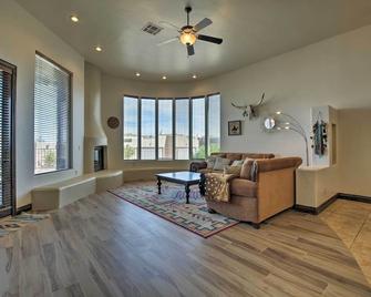 Alto Townhome w/ Patio, 19 Mi to Ski Apache - Alto - Sala de estar