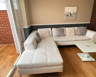 Lovely 4 Bedroom Town House in Sittingbourne 7 beds - Sittingbourne - Living room