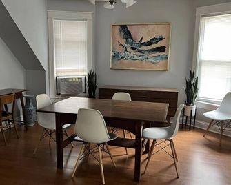 Quiet, family getaway. Puppers welcome! - Oak Park - Dining room