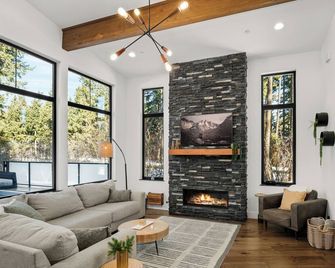 Year Round Heated Pool, Modern Dog-Friendly Cabin @ Suncadia - Cle Elum - Living room