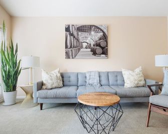 Downtown Napa! Unit D Walk to Everything! - Napa - Living room