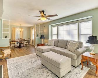 Walk to Chowan University Dog-Friendly Retreat - Murfreesboro - Living room