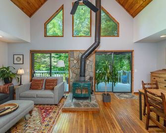 Garden Cottage 2.5 Miles to Downtown With Private, Wooded Surroundings - Asheville - Living room