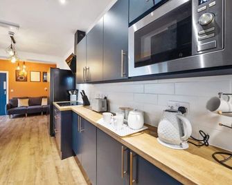 7 Bedroom House Ensuite Rooms, Fully Equ - Coventry - Kitchen