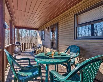 Quiet and Private Cabin about 5 Mi to Dale Hollow Lake! - Burkesville - Patio