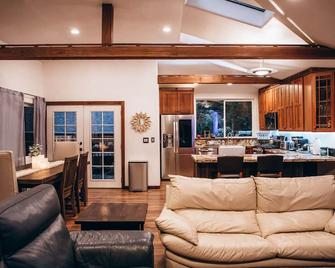 Mountain cabin w/king suite in the Redwoods of the Santa Cruz Mountains - Boulder Creek - Living room