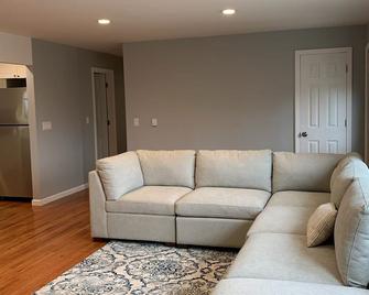 Cul Du Sac Serenity 70 min to NYC - Danbury - Living room