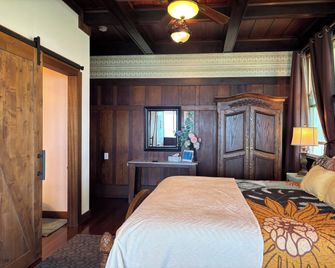Hilo Bay Oceanfront Bed and Breakfast - Hilo